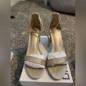 Gold sparkle heel women’s size 8.  Brand new. Never worn